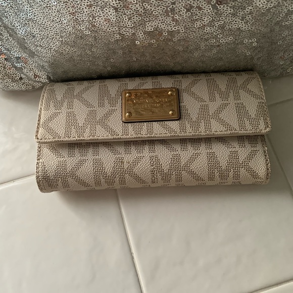 Michael Kors hobo and wallet set ( It’s a 2 fer- bundle) EUC. No call outs - Picture 1 of 16